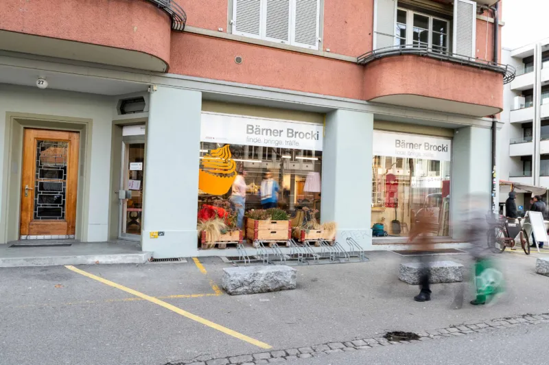 Print 300dpi Brocki Ladenflaeche belebt 0398 2